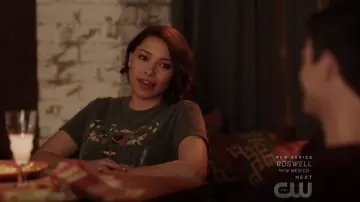 Le t-shirt gris imprimé insectes Urban Outfitters de Nora West-Allen (Jessica Parker Kennedy) dans Flash S05E11
