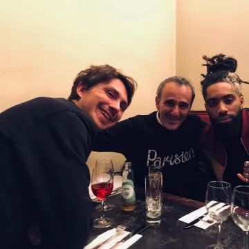 Le Sweat à flocage Parisien de Élie Semoun sur le compte instagram de @eliesemounofficiel