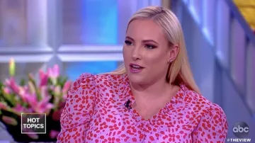 Blusa de té asos en estampado de leopardo con cuello de volantes usada por Meghan McCain en The View 22 de enero de 2019