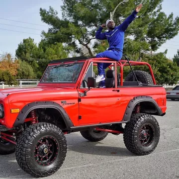 Nike sportswear Tech Fleece joggers of Kevin Hart on the Instagram account @kevinhart4real