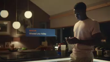 Camiseta rosa de Jackson Marchetti (Kedar Williams-Stirling) como se ve en Sex Education S01E03