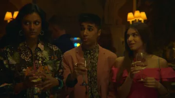Vestido fucsia de Ruby (Mimi Keene) fuera del hombro como se ve en Sex Education S01E02