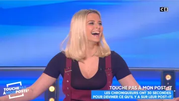 El vestido de casulla de pana burdeos de Kelly Vedovelli en Touche pas à mon poste del 22/01/2019