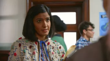 El pompón de Miss Sands (Rakhee Thakrar) en Sex Education S01E03