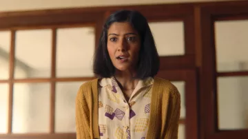 The printed shirt yellow and violet of Miss Sands (Rakhee Thakrar) in Sex Education S01E06