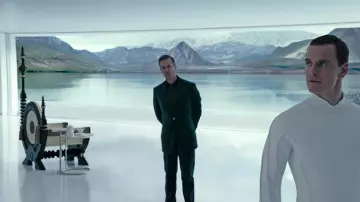 The adjustable table of Peter Weyland (Guy Pearce) in the opening scene in Alien : Covenant