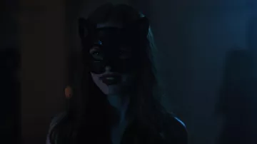 Le masque de chat porté par Cheryl Blossom (Madelaine Petsch) dans Riverdale S03E09