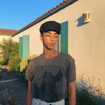 The t-shirt brown Beyoncé and Jay'z carried by Bilal Hassani on his account Instagram