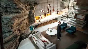 Les luminaires suspensions cuivrées David Derksen au plafond dans la maison de Nathan (Oscar Isaac) dans Ex Machina