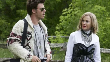 Isabel Marant x H&M Lourds Chunky Knit Cardigan porté par Sebastian Raine (François Arnaud) dans Schitt s Creek S03E10