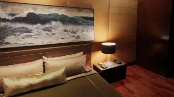 The bedside lamp in the room of Christian Grey (Jamie Dornan) in Fifty shades of Grey