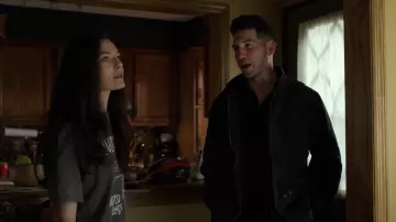 La parka noire Brandit portée par Frank Castle (Jon Bernthal) dans Marvel's The Punisher S02E01