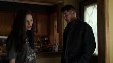 Led Zeppelin USA 77 Vintage t-shirt worn by Beth Quinn (Alexa Davalos) in Marvel's The Punisher S02E01