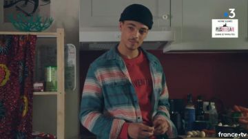 Camisa a rayas de Baptiste en Plus belle la vie S15E3712