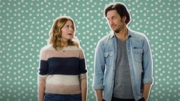 Pam y Gela Suéter de mezcla de alpaca a rayas de manga larga usado por Lena (Jenna Fischer) en Splitting Up Together Opening Credits (S01E01)