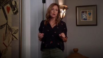 Madewell Embroidered  zephyr Ruffle-Sleeve Top in Sweet Blossoms worn by Lena (Jenna Fischer) in Splitting Up Together (S02E02)