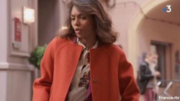 The printed shirt of Carole Leconte (Lani Sogoyou) 
in Plus belle la vie S15E3717