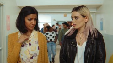 El cárdigan de mostaza de punto de Miss Sands (Rakhee Thakrar) como se ve en Sex Education S01E06