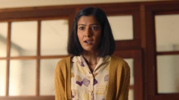 Blusa estampada amarilla y púrpura de Miss Sands (Rakhee Thakrar) como se ve en Sex Education S01E06