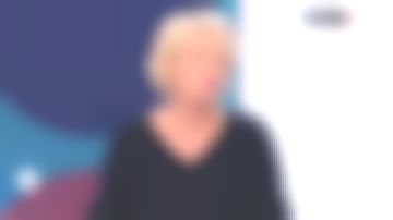 Suéter marino de Sophie Davant en el programa C'est au del 23/11/2018