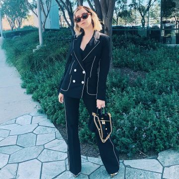 El traje de tubería contrastante de Ashley Tisdale Blazer en la cuenta de Instagram de @ashleytisdale