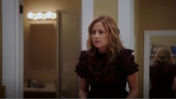 AQUA Flocked Ruffle-Sleeve Vestido usado por Lena (Jenna Fischer) en Splitting Up Together (S01E04)