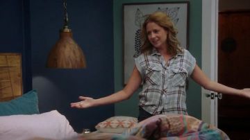 Bella Dahl Poche à Rabat Plaid Cultures Shirt par Bella Dahl porté par Lena (Jenna Fischer) en divisant Ensemble (S01E02)