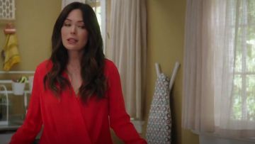 Blusa Rag & Bone Victor en rojo usada por Camille (Lindsay Price) en Splitting Up Together (S01E02)