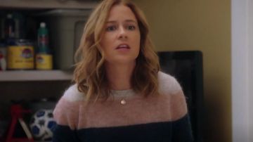 Pam & Gela Suéter de mezcla de alpaca a rayas de manga larga usado por Lena (Jenna Fischer) en Splitting Up Together (S01E02)