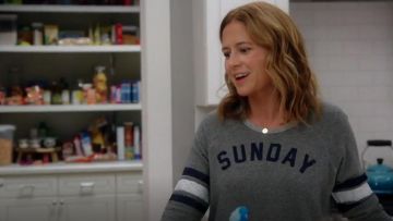 Sudadera Sunday Funday usada por Lena (Jenna Fischer) en Splitting Up Together (S01E03)