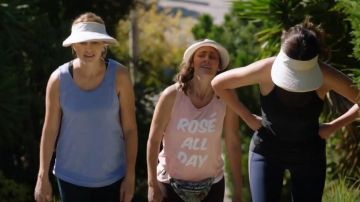 Fiesta privada "Rosé All Day" Jersey Muscle Tee usado por Maya (Diane Farr) en Splitting Up Together (S01E03)