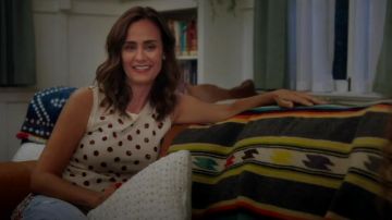 Concha de suéter J.Crew Jackie en polca de lentejuelas. Rojo rubí usado por Maya (Diane Farr) en Splitting Up Together (S01E03)