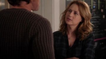 Camisa delantera Madewell Wrap en Palma Plaid de Madewell usada por Lena (Jenna Fischer) en Splitting Up Together (S01E07)