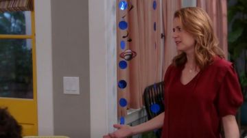 Sandro Phelia Pleat-Detail Silk Top usado por Lena (Jenna Fischer) en Splitting Up Together (S01E07)