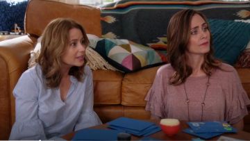 Espléndida blusa de manga de campana a rayas usada por Lena (Jenna Fischer) en Splitting Up Together (S01E07)