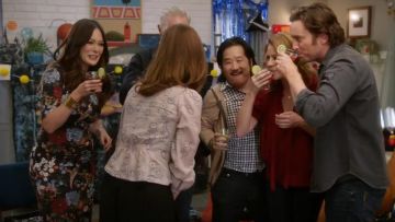 Alice + Olivia Delora Vestido, Chinoiserie Garden usado por Camille (Lindsay Price) en Splitting Up Together (S01E07)