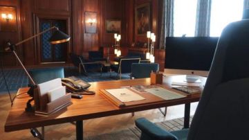 El sillón en la oficina de Pegasus (Adam James) en Johnny English contraataca