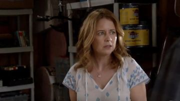 Soft Joie Dolan B Top usado por Lena (Jenna Fischer) en Splitting Up Together (S01E05)
