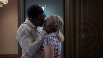 Le body imprimé Guess de Eleanor Shellstrop (Kristen Bell) dans The Good Place S03E12
