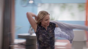 La blusa de flores Silk Joy de Eleanor Shellstrop (Kristen Bell) en The Good Place S03E12