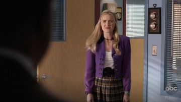 Topshop Yellow Check Kilt Mini usado por Lainey Lewis (AJ Michalka) en Schooled S01E03