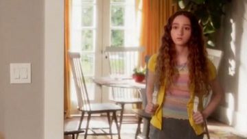 Camiseta Topshop Pastel Rainbow usada por Mae (Olivia Keville) en Splitting Up Together (S02E03)