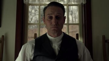 La chemise blanche portée par John Pilgrim (Josh Stewart) dans Marvel's The Punisher S02E05