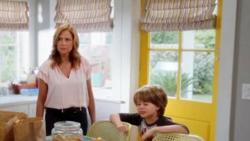 Scotch & Soda V-Neck Ruffle Sleeve Top usado por Lena (Jenna Fischer) en Splitting Up Together (S02E04)