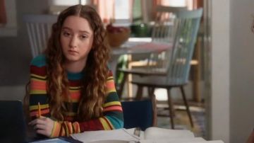Suéter Free People Stripes usado por Mae (Olivia Keville) en Splitting Up Together (S02E04)