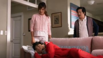 Le bon de jogging à Capuche en Bon Américain porté par Camille (Lindsay Price) en divisant Ensemble (S02E07)