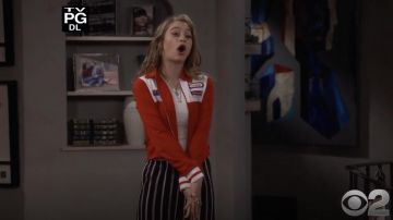 Forever 21 Patch Rouge Recadrée Veste de survêtement porté par Shannon (Odessa Adlon) en Fam S01E03