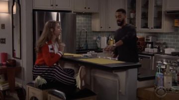 Adidas x Yeezy Boost 350 V2 Semi Gelée Jaune baskets portées par Shannon (Odessa Adlon) en Fam S01E03