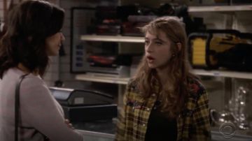 R13 Exagérée Collier de cow-boy Shirt porté par Shannon (Odessa Adlon) en Fam S01E03