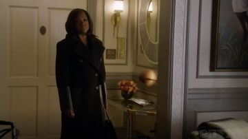El abrigo negro de Alexander McQueen usado por Annalise Keating (Viola Davis) en Murder S05E10
